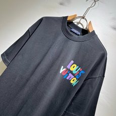 LouisVuitt*路易*登 2026春夏全新系列单品上线,非常时髦前卫的一款男女同款短袖T恤,标识logo图案印花修 LouisVuitt*路易*登 2026春夏全新系列单品上线,非常时髦前卫的一款男女同款短袖T恤,标识logo图案印花修