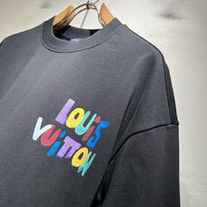LouisVuitt*路易*登 2026春夏全新系列单品上线,非常时髦前卫的一款男女同款短袖T恤,标识logo图案印花修 LouisVuitt*路易*登 2026春夏全新系列单品上线,非常时髦前卫的一款男女同款短袖T恤,标识logo图案印花修