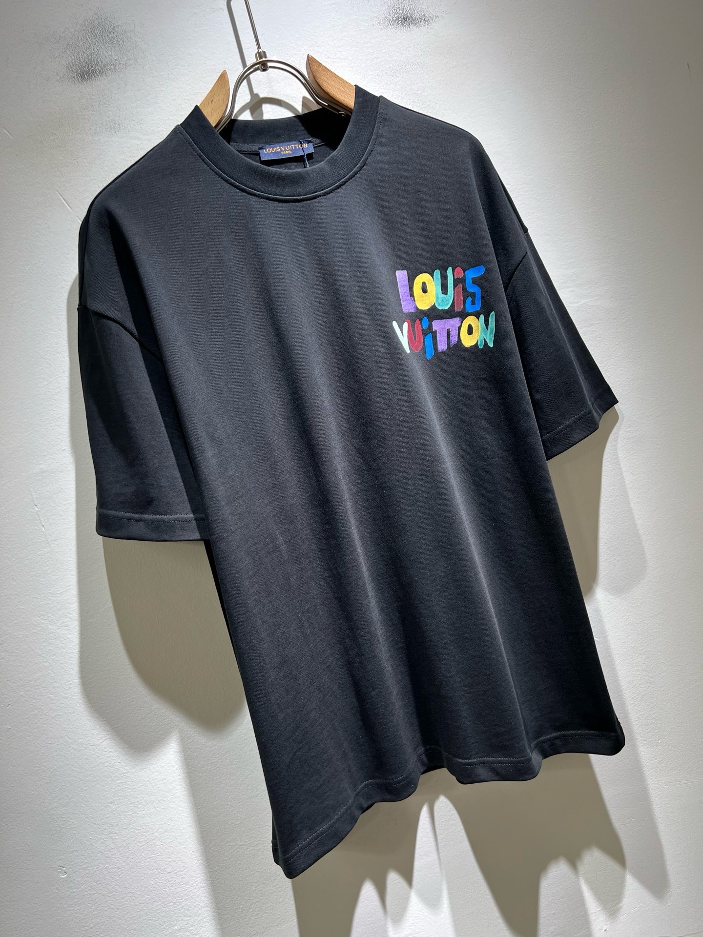 LouisVuitt*路易*登 2026春夏全新系列单品上线,非常时髦前卫的一款男女同款短袖T恤,标识logo图案印花修 LouisVuitt*路易*登 2026春夏全新系列单品上线,非常时髦前卫的一款男女同款短袖T恤,标识logo图案印花修
