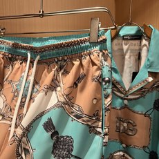 Dolce&Gabba*a 杜嘉*纳2026春夏新款男女同款👫睡衣套装,专柜同步发售!定制专属丝绸棉面料,衣身logo图 Dolce&Gabba*a 杜嘉*纳2026春夏新款男女同款👫睡衣套装,专柜同步发售!定制专属丝绸棉面料,衣身logo图
