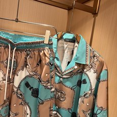 Dolce&Gabba*a 杜嘉*纳2026春夏新款男女同款👫睡衣套装,专柜同步发售!定制专属丝绸棉面料,衣身logo图 Dolce&Gabba*a 杜嘉*纳2026春夏新款男女同款👫睡衣套装,专柜同步发售!定制专属丝绸棉面料,衣身logo图