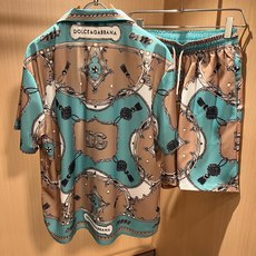 Dolce&Gabba*a 杜嘉*纳2026春夏新款男女同款👫睡衣套装,专柜同步发售!定制专属丝绸棉面料,衣身logo图 Dolce&Gabba*a 杜嘉*纳2026春夏新款男女同款👫睡衣套装,专柜同步发售!定制专属丝绸棉面料,衣身logo图