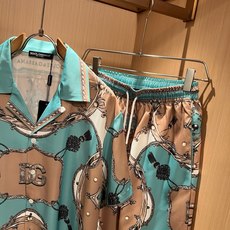 Dolce&Gabba*a 杜嘉*纳2026春夏新款男女同款👫睡衣套装,专柜同步发售!定制专属丝绸棉面料,衣身logo图 Dolce&Gabba*a 杜嘉*纳2026春夏新款男女同款👫睡衣套装,专柜同步发售!定制专属丝绸棉面料,衣身logo图