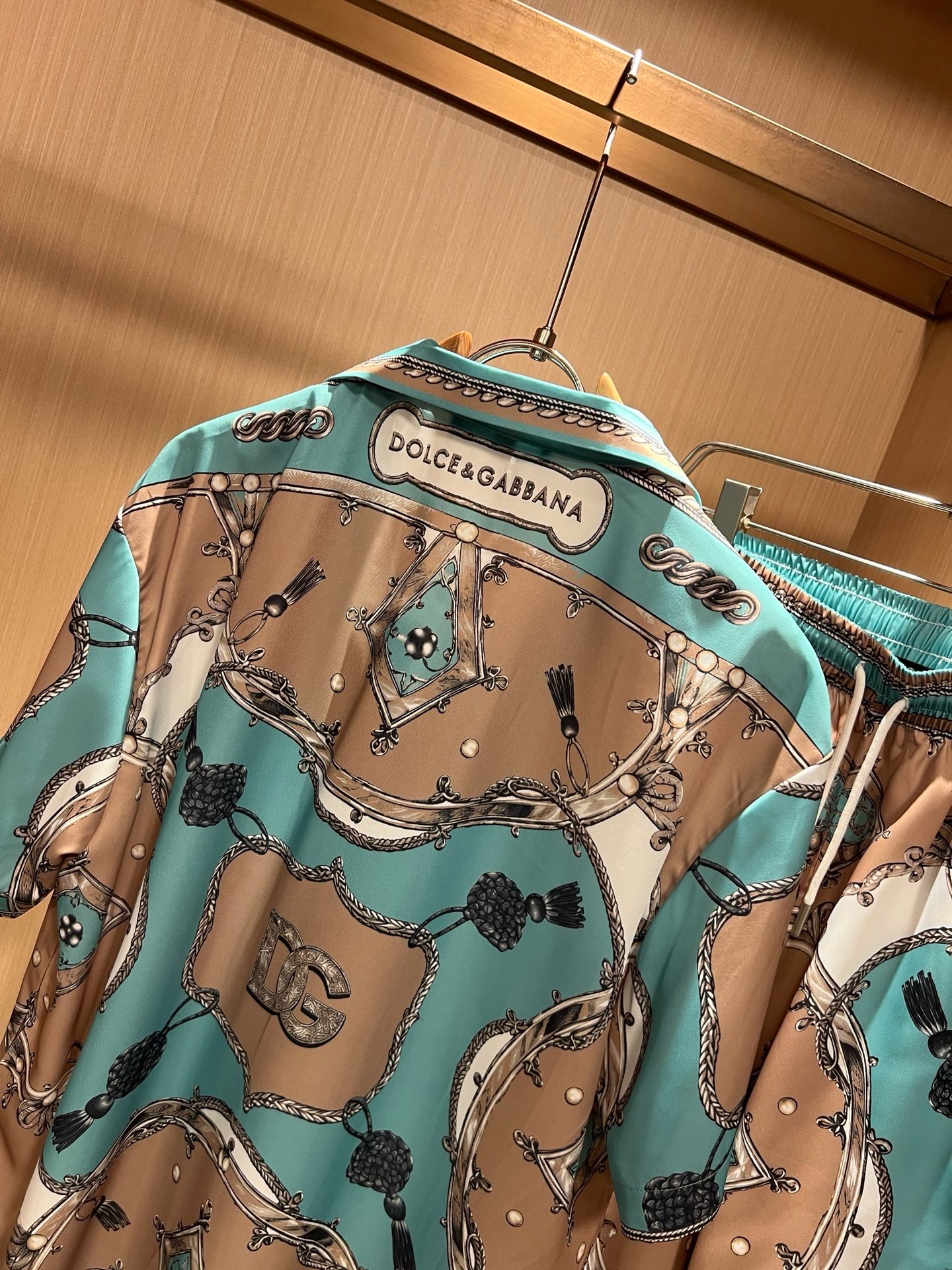 Dolce&Gabba*a 杜嘉*纳2026春夏新款男女同款👫睡衣套装,专柜同步发售!定制专属丝绸棉面料,衣身logo图 Dolce&Gabba*a 杜嘉*纳2026春夏新款男女同款👫睡衣套装,专柜同步发售!定制专属丝绸棉面料,衣身logo图