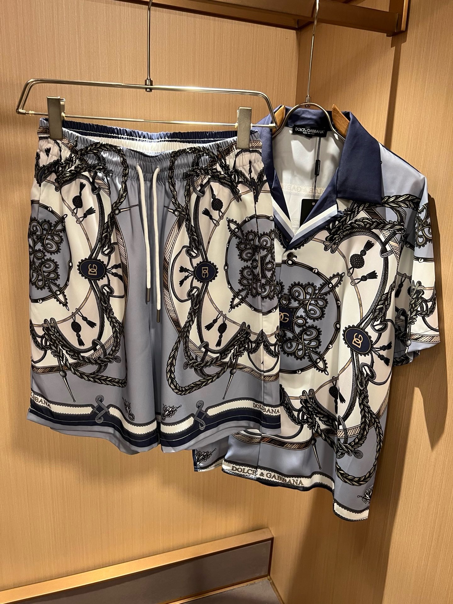 Dolce&Gabba*a 杜嘉*纳2026春夏新款男女同款👫睡衣套装，专柜同步发售！定制专属丝绸棉面料，衣身logo图