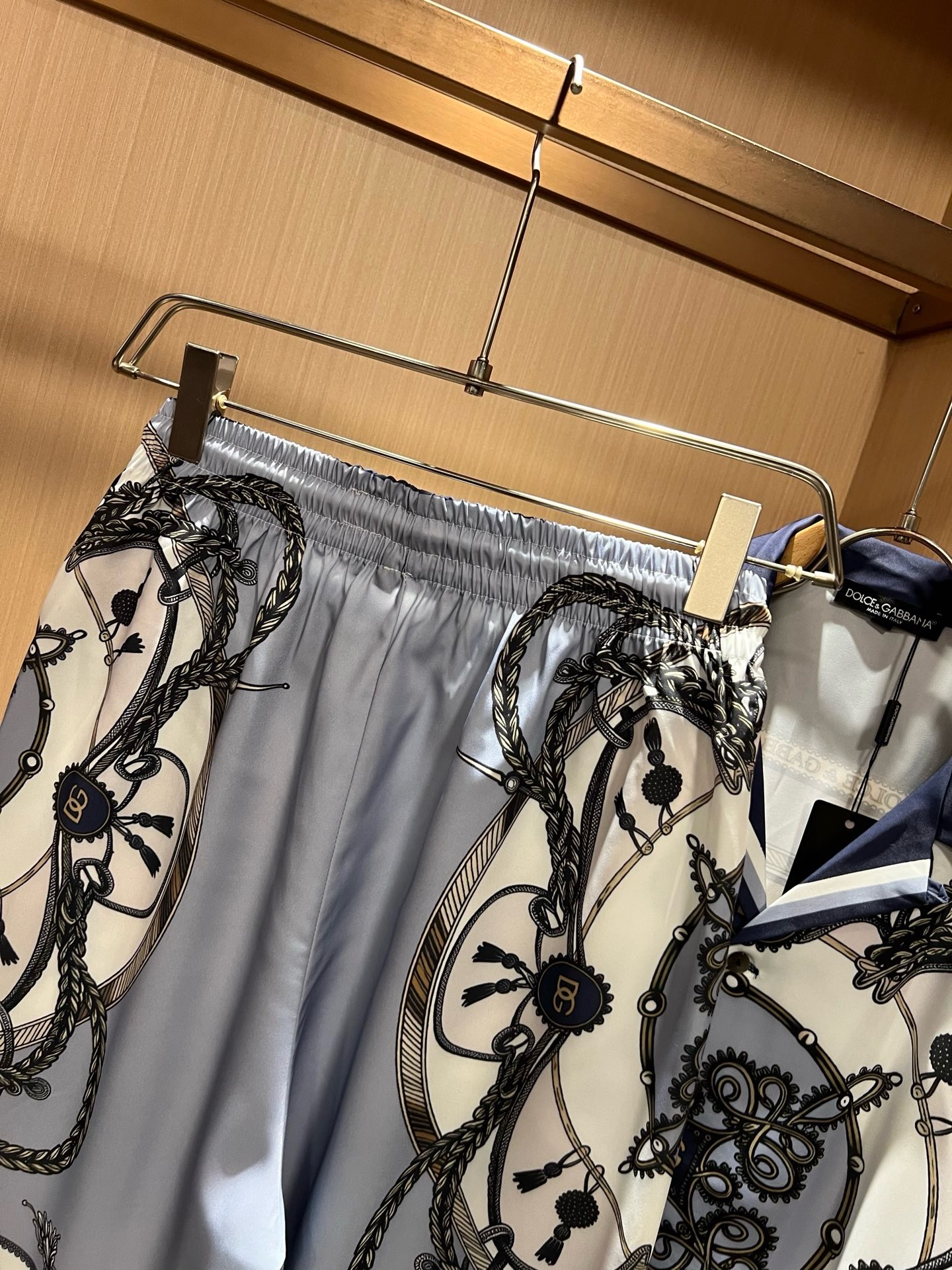 Dolce&Gabba*a 杜嘉*纳2026春夏新款男女同款👫睡衣套装,专柜同步发售!定制专属丝绸棉面料,衣身logo图 Dolce&Gabba*a 杜嘉*纳2026春夏新款男女同款👫睡衣套装,专柜同步发售!定制专属丝绸棉面料,衣身logo图