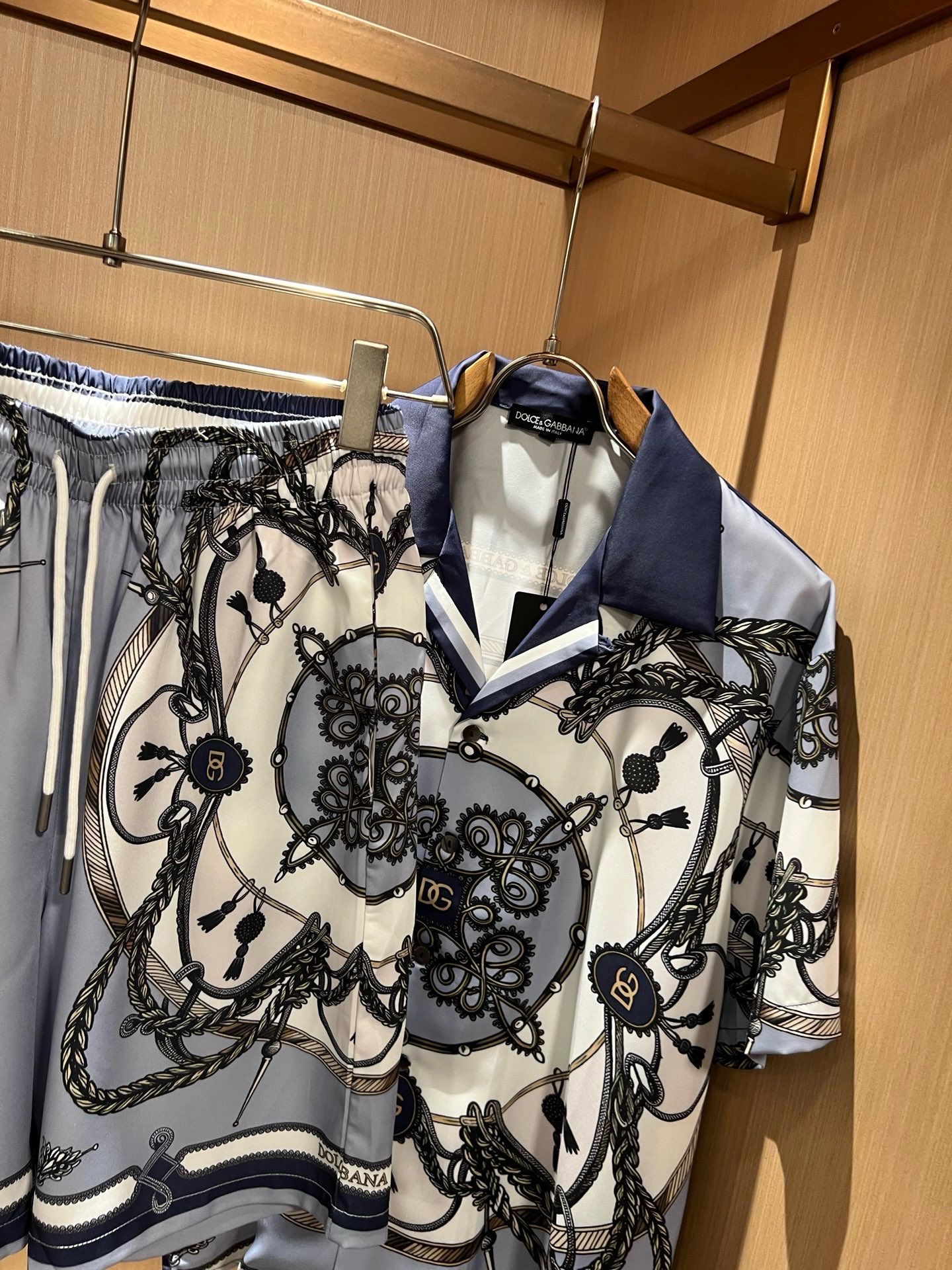 Dolce&Gabba*a 杜嘉*纳2026春夏新款男女同款👫睡衣套装,专柜同步发售!定制专属丝绸棉面料,衣身logo图 Dolce&Gabba*a 杜嘉*纳2026春夏新款男女同款👫睡衣套装,专柜同步发售!定制专属丝绸棉面料,衣身logo图