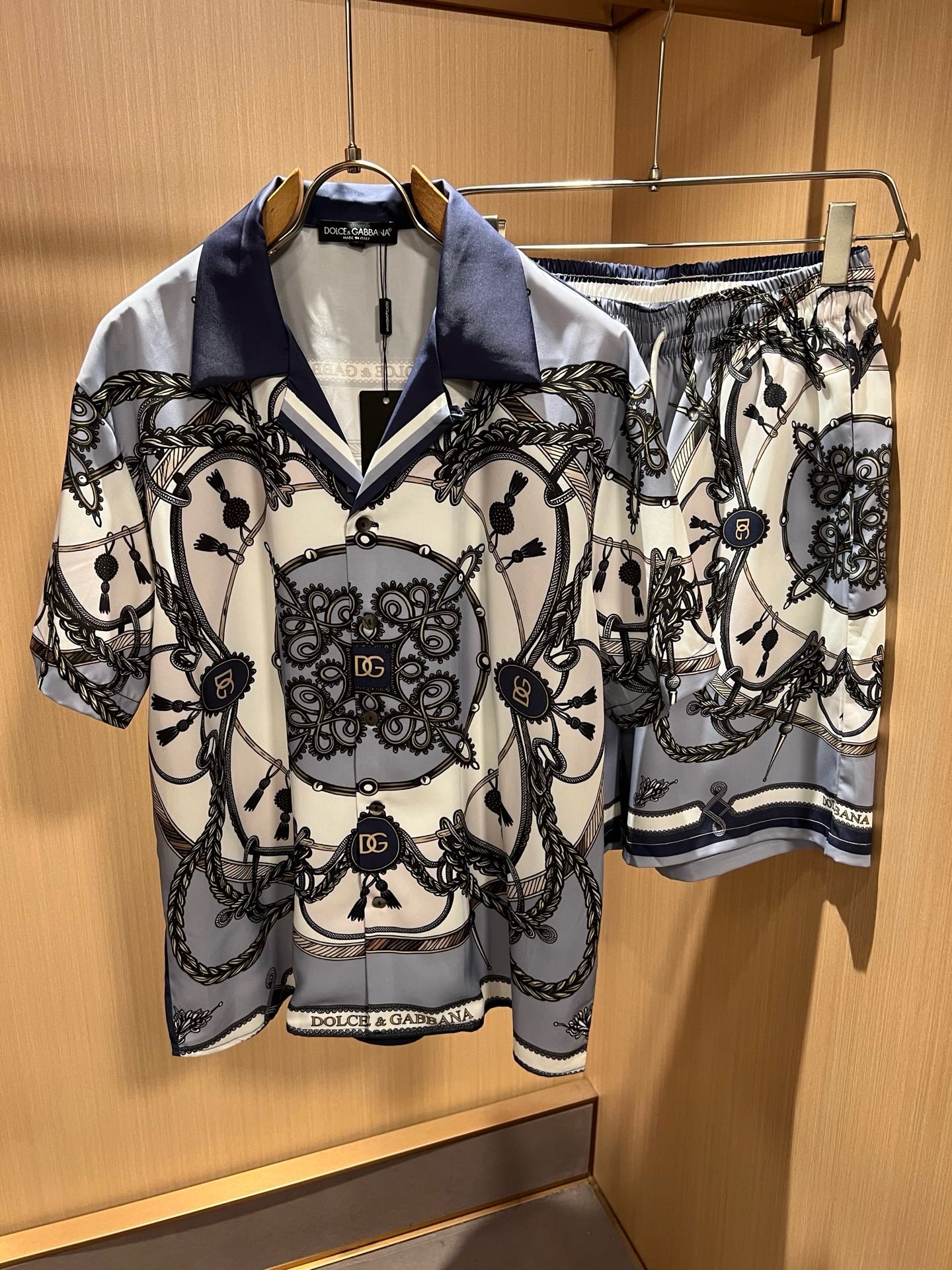Dolce&Gabba*a 杜嘉*纳2026春夏新款男女同款👫睡衣套装，专柜同步发售！定制专属丝绸棉面料，衣身logo图