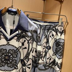 Dolce&Gabba*a 杜嘉*纳2026春夏新款男女同款👫睡衣套装,专柜同步发售!定制专属丝绸棉面料,衣身logo图 Dolce&Gabba*a 杜嘉*纳2026春夏新款男女同款👫睡衣套装,专柜同步发售!定制专属丝绸棉面料,衣身logo图
