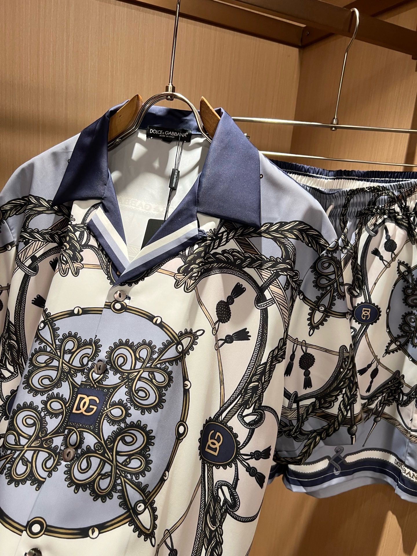 Dolce&Gabba*a 杜嘉*纳2026春夏新款男女同款👫睡衣套装,专柜同步发售!定制专属丝绸棉面料,衣身logo图 Dolce&Gabba*a 杜嘉*纳2026春夏新款男女同款👫睡衣套装,专柜同步发售!定制专属丝绸棉面料,衣身logo图