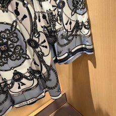Dolce&Gabba*a 杜嘉*纳2026春夏新款男女同款👫睡衣套装,专柜同步发售!定制专属丝绸棉面料,衣身logo图 Dolce&Gabba*a 杜嘉*纳2026春夏新款男女同款👫睡衣套装,专柜同步发售!定制专属丝绸棉面料,衣身logo图