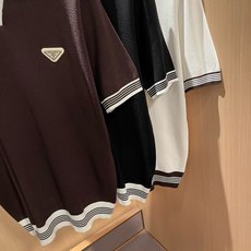 PRAD*A普*达2026春夏新款男士短袖针织短袖T恤,最新款全网独家首上!!~既经典有时尚百搭,谁不爱啊,将经典再次展 PRAD*A普*达2026春夏新款男士短袖针织短袖T恤,最新款全网独家首上!!~既经典有时尚百搭,谁不爱啊,将经典再次展