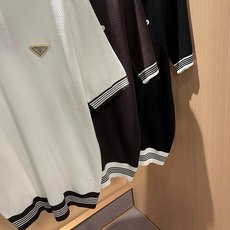 PRAD*A普*达2026春夏新款男士短袖针织短袖T恤,最新款全网独家首上!!~既经典有时尚百搭,谁不爱啊,将经典再次展 PRAD*A普*达2026春夏新款男士短袖针织短袖T恤,最新款全网独家首上!!~既经典有时尚百搭,谁不爱啊,将经典再次展