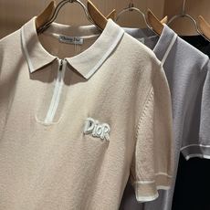 Dio*迪家 2026春夏新款男女同款👫针织短袖T恤,专柜同步发售!定制专属针织原版面料!采用logo徽章工艺设计!简约 Dio*迪家 2026春夏新款男女同款👫针织短袖T恤,专柜同步发售!定制专属针织原版面料!采用logo徽章工艺设计!简约