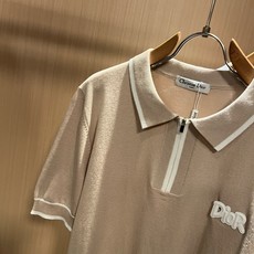 Dio*迪家 2026春夏新款男女同款👫针织短袖T恤,专柜同步发售!定制专属针织原版面料!采用logo徽章工艺设计!简约 Dio*迪家 2026春夏新款男女同款👫针织短袖T恤,专柜同步发售!定制专属针织原版面料!采用logo徽章工艺设计!简约