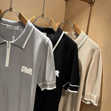 Dio*迪家 2026春夏新款男女同款👫针织短袖T恤,专柜同步发售!定制专属针织原版面料!采用logo徽章工艺设计!简约 Dio*迪家 2026春夏新款男女同款👫针织短袖T恤,专柜同步发售!定制专属针织原版面料!采用logo徽章工艺设计!简约