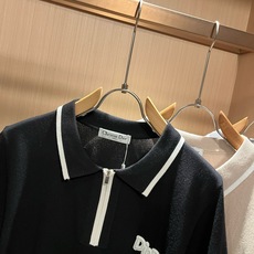 Dio*迪家 2026春夏新款男女同款👫针织短袖T恤,专柜同步发售!定制专属针织原版面料!采用logo徽章工艺设计!简约 Dio*迪家 2026春夏新款男女同款👫针织短袖T恤,专柜同步发售!定制专属针织原版面料!采用logo徽章工艺设计!简约