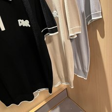 Dio*迪家 2026春夏新款男女同款👫针织短袖T恤,专柜同步发售!定制专属针织原版面料!采用logo徽章工艺设计!简约 Dio*迪家 2026春夏新款男女同款👫针织短袖T恤,专柜同步发售!定制专属针织原版面料!采用logo徽章工艺设计!简约