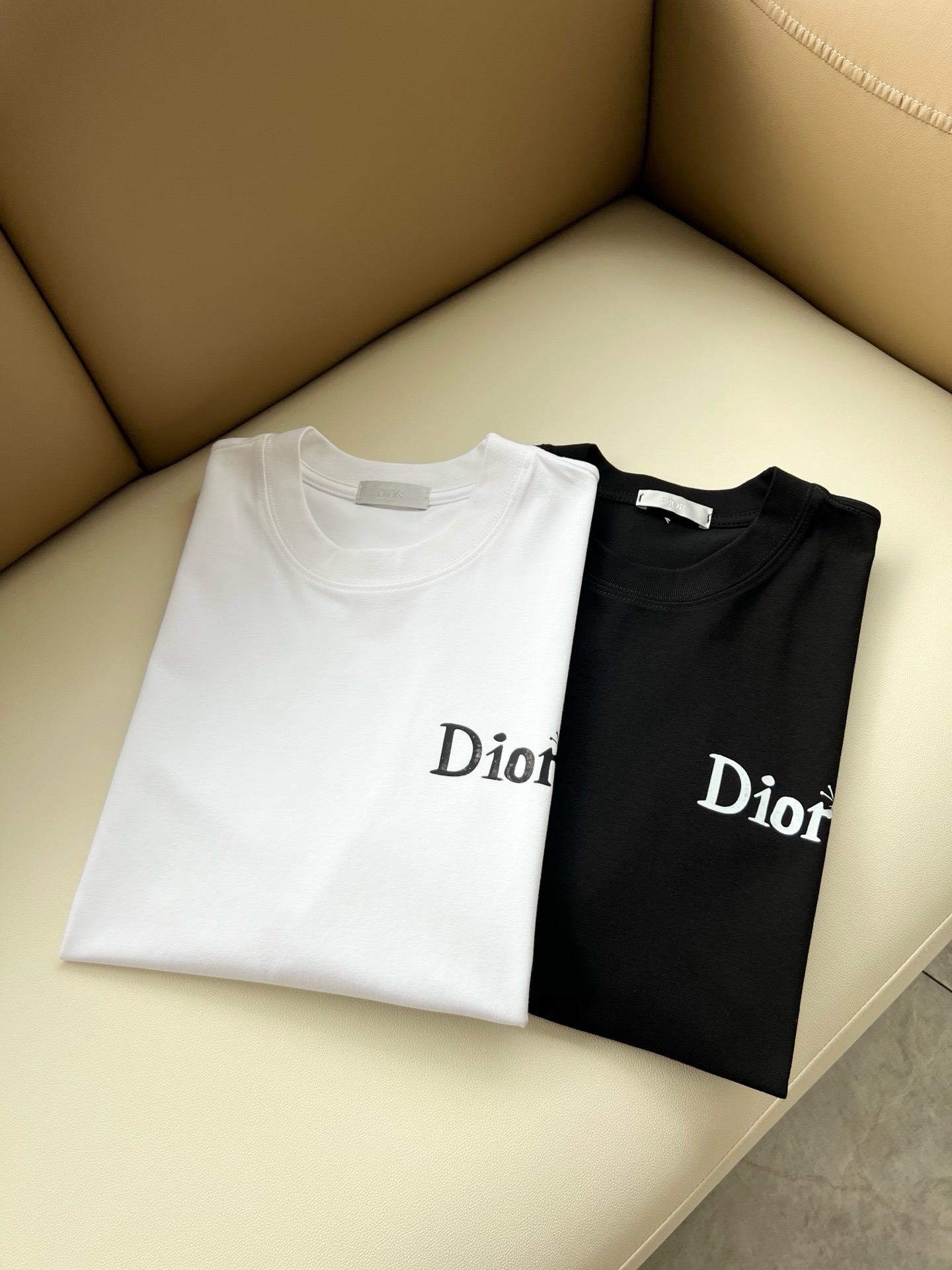 Dio*迪家 2026春夏新款男女同款👫短袖T恤,专柜同步发售!定制专属260克纯棉面料,定制原版工艺螺纹,胸前logo Dio*迪家 2026春夏新款男女同款👫短袖T恤,专柜同步发售!定制专属260克纯棉面料,定制原版工艺螺纹,胸前logo