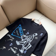 PRAD*A普*达2026春夏新款男女同款👫短袖T恤,最新款全网独家首上!!~既经典有时尚百搭,谁不爱啊,将经典再次展现 PRAD*A普*达2026春夏新款男女同款👫短袖T恤,最新款全网独家首上!!~既经典有时尚百搭,谁不爱啊,将经典再次展现