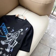 PRAD*A普*达2026春夏新款男女同款👫短袖T恤,最新款全网独家首上!!~既经典有时尚百搭,谁不爱啊,将经典再次展现 PRAD*A普*达2026春夏新款男女同款👫短袖T恤,最新款全网独家首上!!~既经典有时尚百搭,谁不爱啊,将经典再次展现