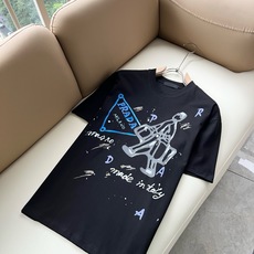 PRAD*A普*达2026春夏新款男女同款👫短袖T恤,最新款全网独家首上!!~既经典有时尚百搭,谁不爱啊,将经典再次展现 PRAD*A普*达2026春夏新款男女同款👫短袖T恤,最新款全网独家首上!!~既经典有时尚百搭,谁不爱啊,将经典再次展现