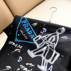 PRAD*A普*达2026春夏新款男女同款👫短袖T恤,最新款全网独家首上!!~既经典有时尚百搭,谁不爱啊,将经典再次展现 PRAD*A普*达2026春夏新款男女同款👫短袖T恤,最新款全网独家首上!!~既经典有时尚百搭,谁不爱啊,将经典再次展现