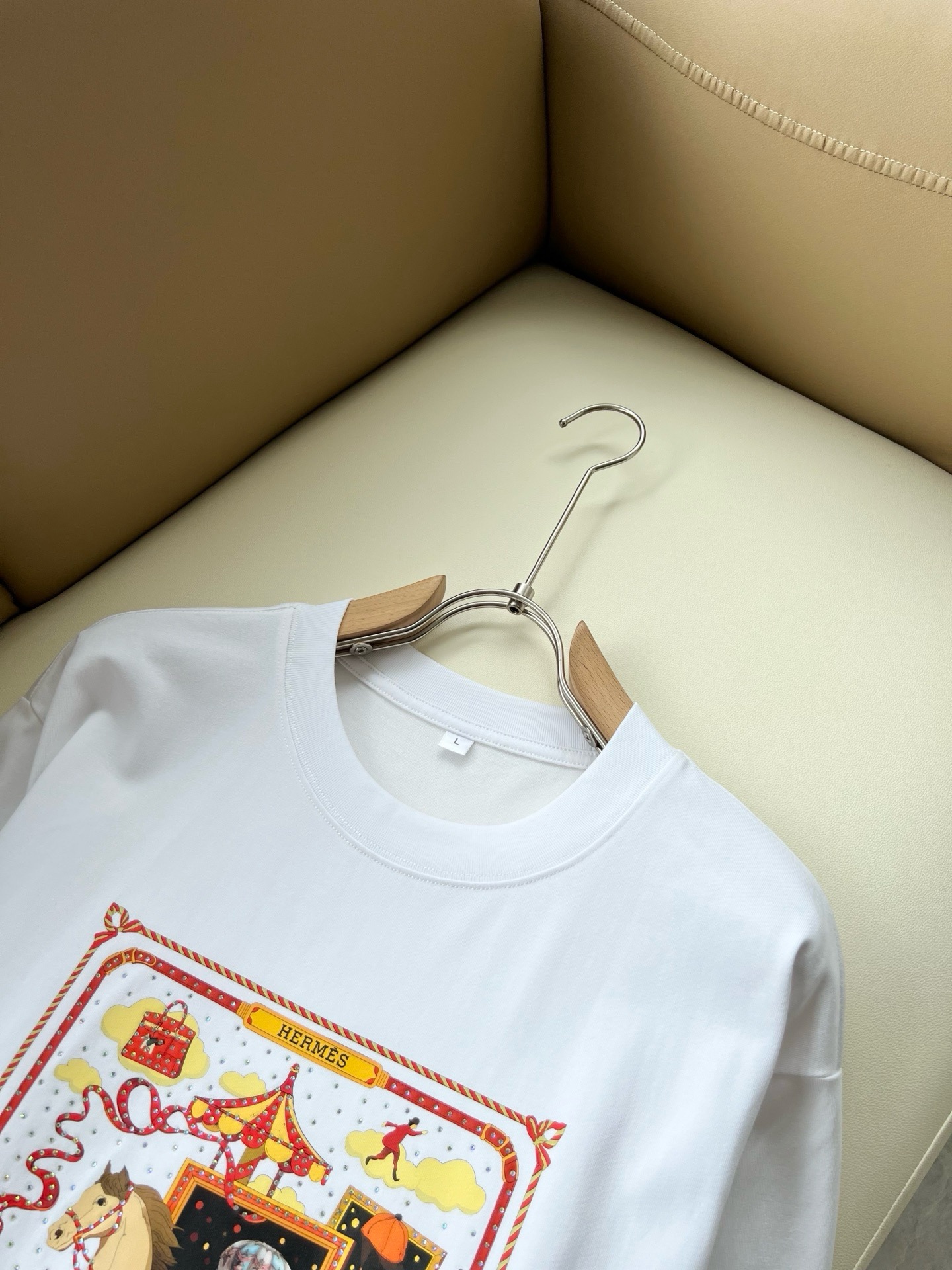 Her*mes爱*仕2026春夏新款男女同款👫短袖T恤,全新升级百搭基础款,低调奢华,品格之选!甄选优质精选纯棉面料!打 Her*mes爱*仕2026春夏新款男女同款👫短袖T恤,全新升级百搭基础款,低调奢华,品格之选!甄选优质精选纯棉面料!打
