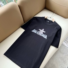BALENCI*GA巴黎*家 2026春夏新款男女同款👫短袖T恤!走秀图案印花时尚休闲短袖T恤衫!设计logo压胶设计! BALENCI*GA巴黎*家 2026春夏新款男女同款👫短袖T恤!走秀图案印花时尚休闲短袖T恤衫!设计logo压胶设计!