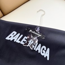 BALENCI*GA巴黎*家 2026春夏新款男女同款👫短袖T恤!走秀图案印花时尚休闲短袖T恤衫!设计logo压胶设计! BALENCI*GA巴黎*家 2026春夏新款男女同款👫短袖T恤!走秀图案印花时尚休闲短袖T恤衫!设计logo压胶设计!