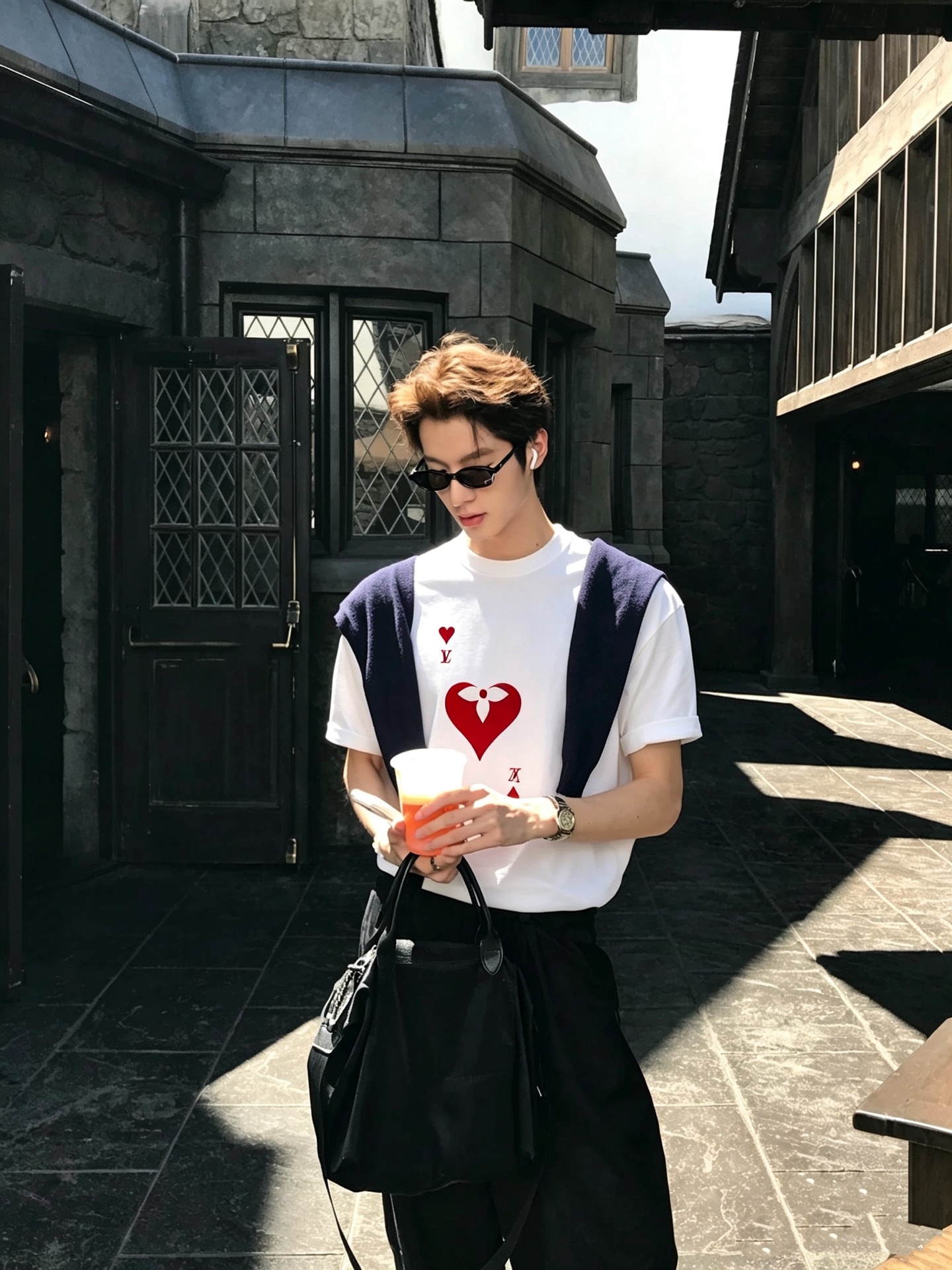 LouisVuitt*路易*登 2026春夏全新系列单品上线，非常时髦前卫的一款男女同款短袖T恤，标识logo图案印花修