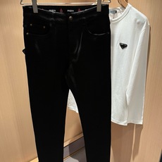PRA*DA普*达 2026春夏新款男士休闲牛仔裤,高端品质之选……一款休闲裤兼备的百搭裤装,也是男士衣橱里不可缺少的搭 PRA*DA普*达 2026春夏新款男士休闲牛仔裤,高端品质之选……一款休闲裤兼备的百搭裤装,也是男士衣橱里不可缺少的搭