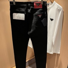 PRA*DA普*达 2026春夏新款男士休闲牛仔裤,高端品质之选……一款休闲裤兼备的百搭裤装,也是男士衣橱里不可缺少的搭 PRA*DA普*达 2026春夏新款男士休闲牛仔裤,高端品质之选……一款休闲裤兼备的百搭裤装,也是男士衣橱里不可缺少的搭