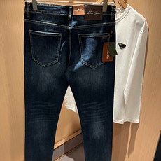 Loro Piana诺悠翩雅 2026春夏新品男士时装款高端休闲裤,香港洋行渠道货,日本原厂出品,纯血统品质,完美延续了 Loro Piana诺悠翩雅 2026春夏新品男士时装款高端休闲裤,香港洋行渠道货,日本原厂出品,纯血统品质,完美延续了