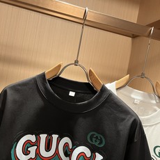 Gucc*古家 2026春夏新款男女同情侣款👫休闲宽松棉质圆领短袖T恤衫!贸易公司渠道稀出,同步官网发售 ! 2 Gucc*古家 2026春夏新款男女同情侣款👫休闲宽松棉质圆领短袖T恤衫!贸易公司渠道稀出,同步官网发售 ! 2