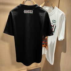 Gucc*古家 2026春夏新款男女同情侣款👫休闲宽松棉质圆领短袖T恤衫!贸易公司渠道稀出,同步官网发售 ! 2 Gucc*古家 2026春夏新款男女同情侣款👫休闲宽松棉质圆领短袖T恤衫!贸易公司渠道稀出,同步官网发售 ! 2