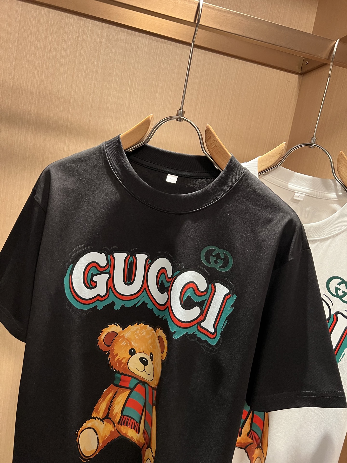 Gucc*古家 2026春夏新款男女同情侣款👫休闲宽松棉质圆领短袖T恤衫!贸易公司渠道稀出,同步官网发售 ! 2 Gucc*古家 2026春夏新款男女同情侣款👫休闲宽松棉质圆领短袖T恤衫!贸易公司渠道稀出,同步官网发售 ! 2