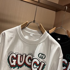 Gucc*古家 2026春夏新款男女同情侣款👫休闲宽松棉质圆领短袖T恤衫!贸易公司渠道稀出,同步官网发售 ! 2 Gucc*古家 2026春夏新款男女同情侣款👫休闲宽松棉质圆领短袖T恤衫!贸易公司渠道稀出,同步官网发售 ! 2