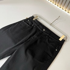 BURBER*Y巴*莉 2026春夏新品男士高端休闲百搭牛仔裤!对于BUR粉丝来说,这样大气的经典设计足矣一眼种草,是今 BURBER*Y巴*莉 2026春夏新品男士高端休闲百搭牛仔裤!对于BUR粉丝来说,这样大气的经典设计足矣一眼种草,是今