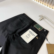 BURBER*Y巴*莉 2026春夏新品男士高端休闲百搭牛仔裤!对于BUR粉丝来说,这样大气的经典设计足矣一眼种草,是今 BURBER*Y巴*莉 2026春夏新品男士高端休闲百搭牛仔裤!对于BUR粉丝来说,这样大气的经典设计足矣一眼种草,是今
