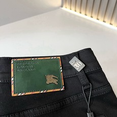 BURBER*Y巴*莉 2026春夏新品男士高端休闲百搭牛仔裤!对于BUR粉丝来说,这样大气的经典设计足矣一眼种草,是今 BURBER*Y巴*莉 2026春夏新品男士高端休闲百搭牛仔裤!对于BUR粉丝来说,这样大气的经典设计足矣一眼种草,是今