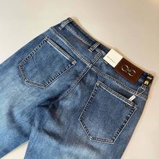 Ferraga*mo菲拉*慕2026春夏新款男款休闲小直筒牛仔裤 原单品质,原单品质高端时尚休闲水洗牛仔裤,后腰皮革金属 Ferraga*mo菲拉*慕2026春夏新款男款休闲小直筒牛仔裤 原单品质,原单品质高端时尚休闲水洗牛仔裤,后腰皮革金属