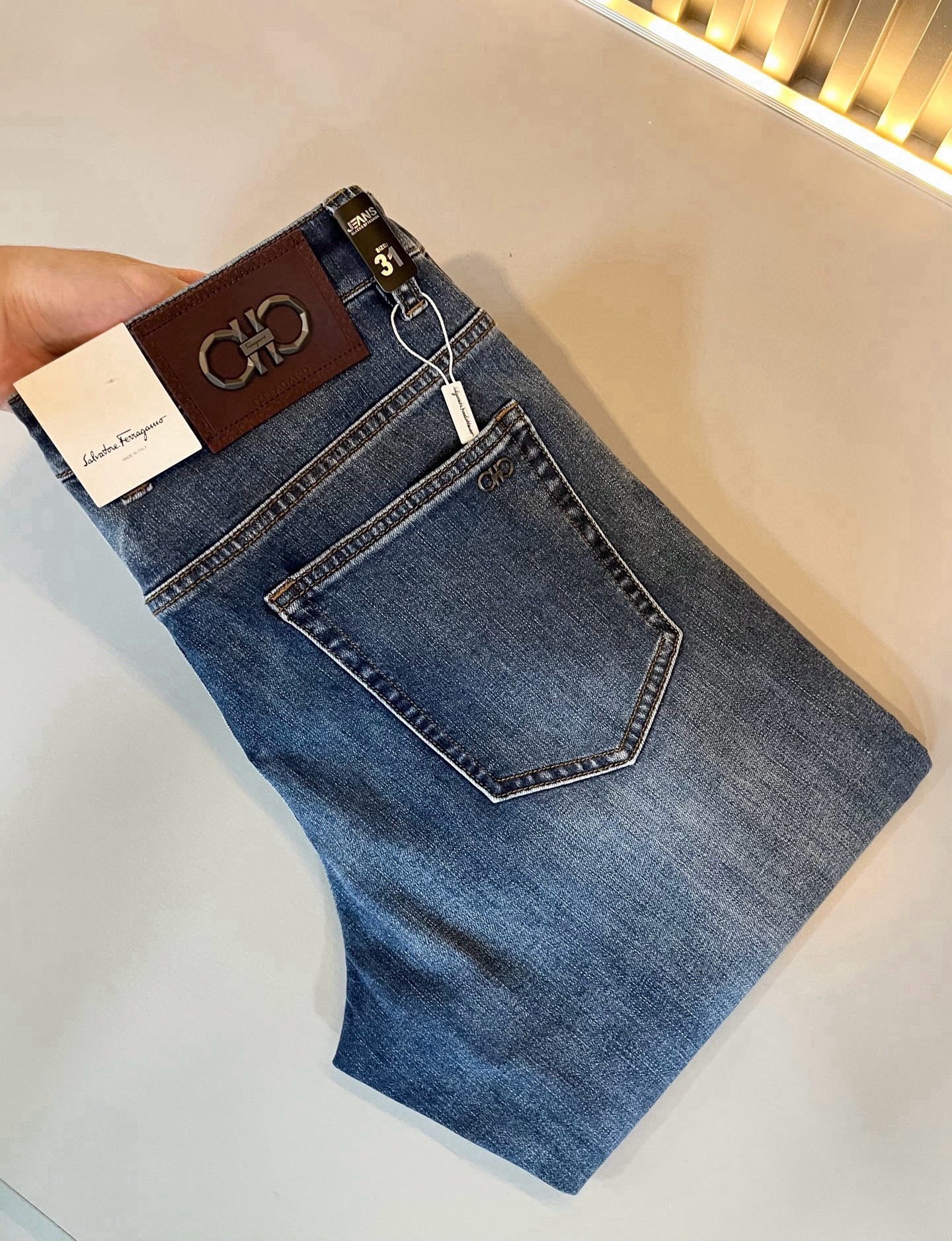 Ferraga*mo菲拉*慕2026春夏新款男款休闲小直筒牛仔裤 原单品质，原单品质高端时尚休闲水洗牛仔裤，后腰皮革金属