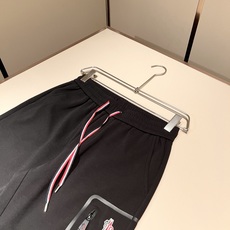 Moncler蒙家 2026春夏最新男女同款👫贸易订单休闲套装,全品相!!网红款!采用logo图案徽章设计!上身舒适透气 Moncler蒙家 2026春夏最新男女同款👫贸易订单休闲套装,全品相!!网红款!采用logo图案徽章设计!上身舒适透气