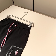 Moncler蒙家 2026春夏最新男女同款👫贸易订单休闲套装,全品相!!网红款!采用logo图案徽章设计!上身舒适透气 Moncler蒙家 2026春夏最新男女同款👫贸易订单休闲套装,全品相!!网红款!采用logo图案徽章设计!上身舒适透气