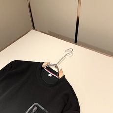 Moncler蒙家 2026春夏最新男女同款👫贸易订单休闲套装,全品相!!网红款!采用logo图案徽章设计!上身舒适透气 Moncler蒙家 2026春夏最新男女同款👫贸易订单休闲套装,全品相!!网红款!采用logo图案徽章设计!上身舒适透气