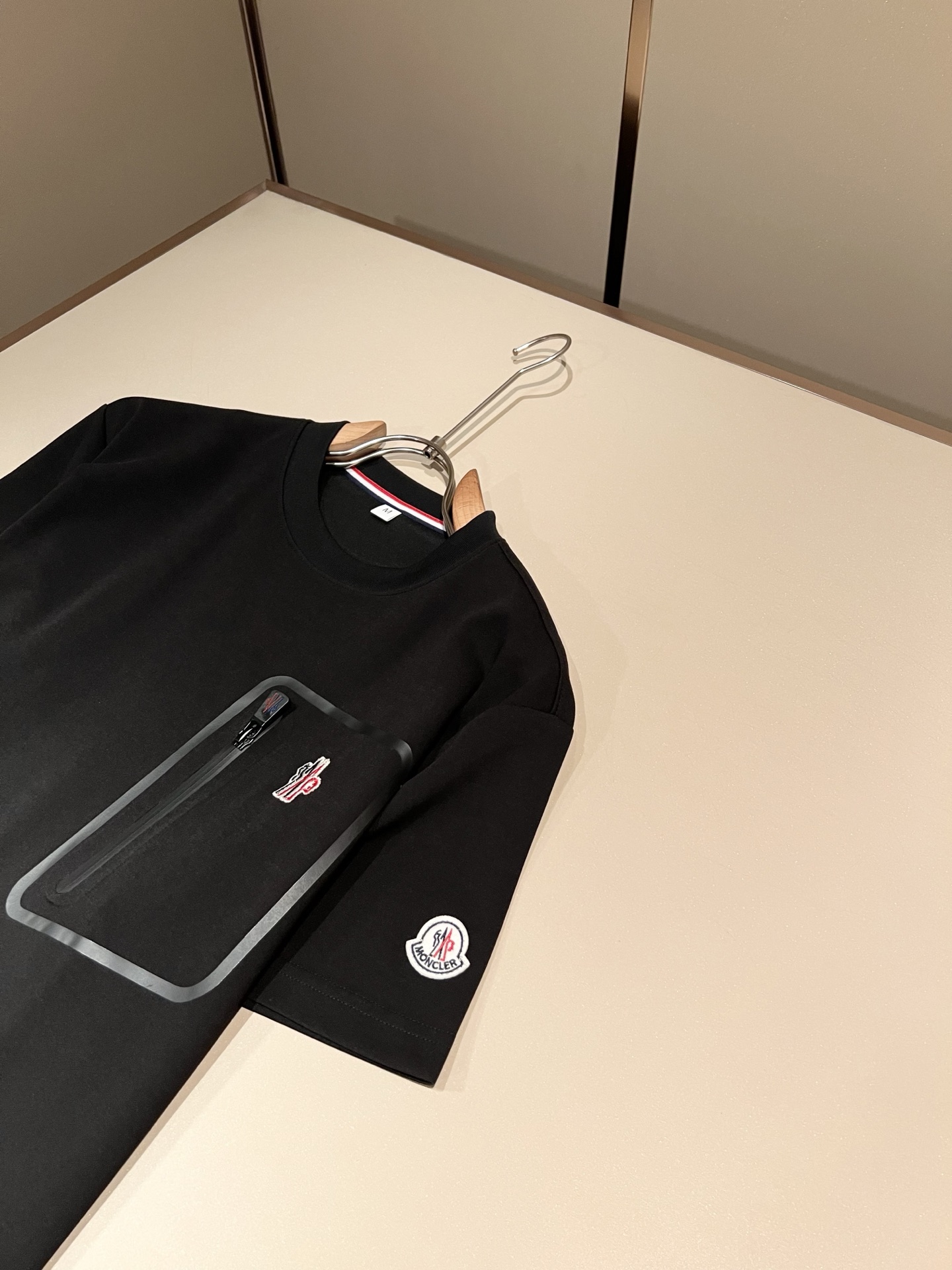 Moncler蒙家 2026春夏最新男女同款👫贸易订单休闲套装,全品相!!网红款!采用logo图案徽章设计!上身舒适透气 Moncler蒙家 2026春夏最新男女同款👫贸易订单休闲套装,全品相!!网红款!采用logo图案徽章设计!上身舒适透气