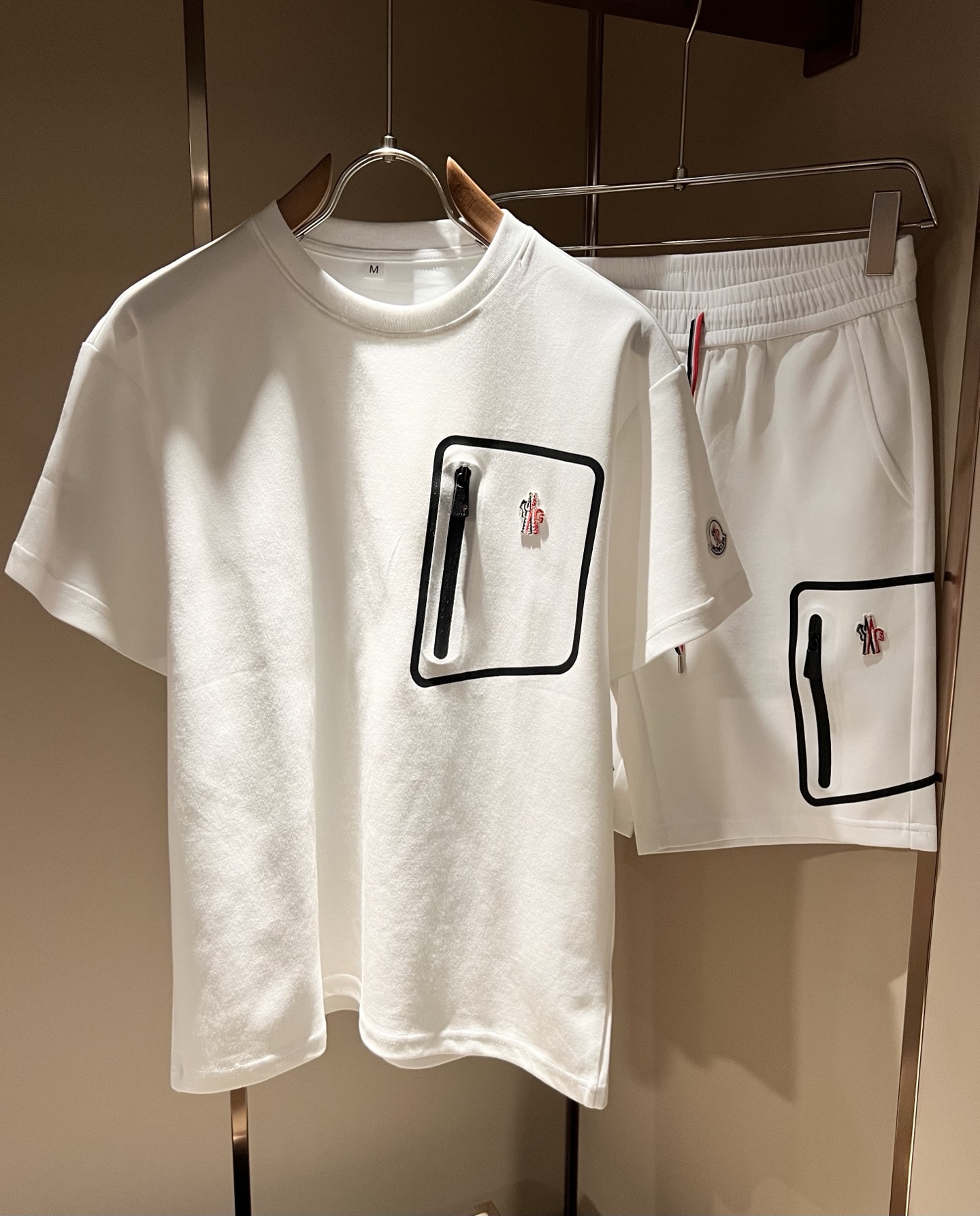 Moncler蒙家 2026春夏最新男女同款👫贸易订单休闲套装,全品相!!网红款!采用logo图案徽章设计!上身舒适透气 Moncler蒙家 2026春夏最新男女同款👫贸易订单休闲套装,全品相!!网红款!采用logo图案徽章设计!上身舒适透气
