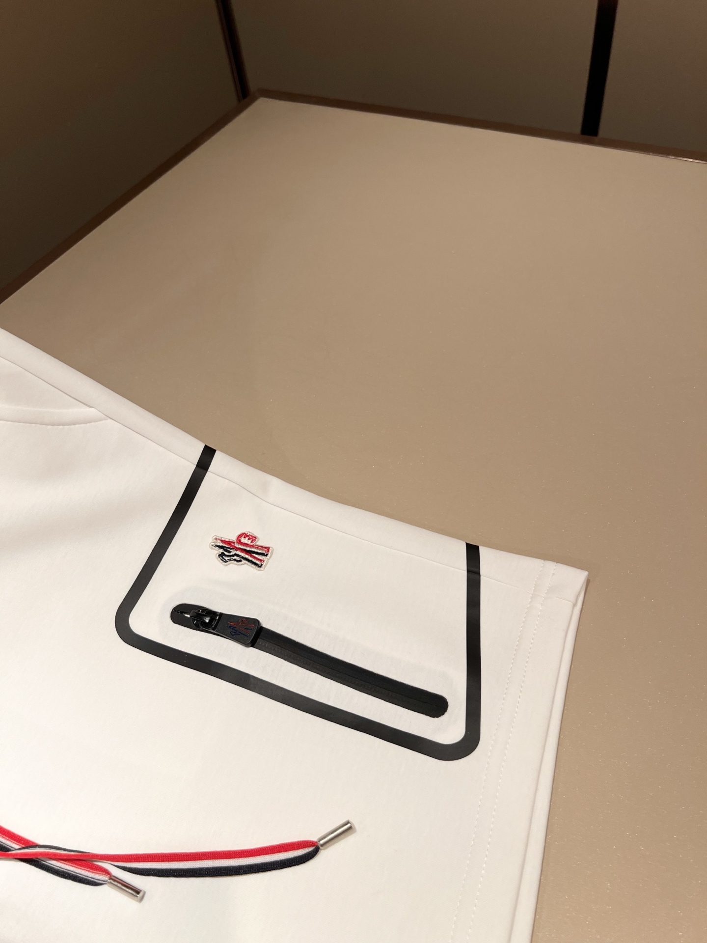 Moncler蒙家 2026春夏最新男女同款👫贸易订单休闲套装,全品相!!网红款!采用logo图案徽章设计!上身舒适透气 Moncler蒙家 2026春夏最新男女同款👫贸易订单休闲套装,全品相!!网红款!采用logo图案徽章设计!上身舒适透气