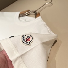 Moncler蒙家 2026春夏最新男女同款👫贸易订单休闲套装,全品相!!网红款!采用logo图案徽章设计!上身舒适透气 Moncler蒙家 2026春夏最新男女同款👫贸易订单休闲套装,全品相!!网红款!采用logo图案徽章设计!上身舒适透气